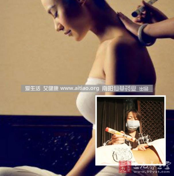 足三里穴是位于外膝的下3寸、脛骨外側(cè)一橫指左右的位置，艾灸10-15分鐘即可，需堅(jiān)持一段時(shí)間，很快可以看到祛濕的效果。